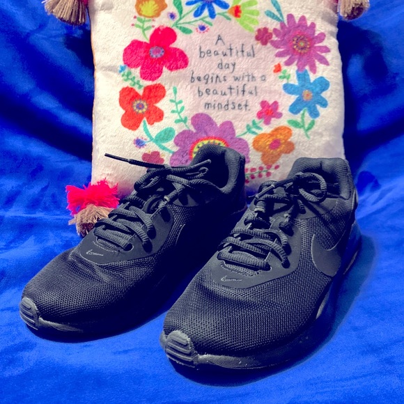 Nike Women’s Air Max Oketo All Black Sneaker - Picture 1 of 13